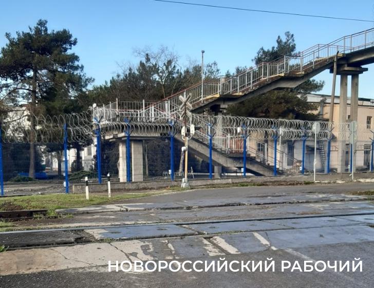 В Новороссийске перекрыли ж/д мост и люди ходят на работу с риском для жизни