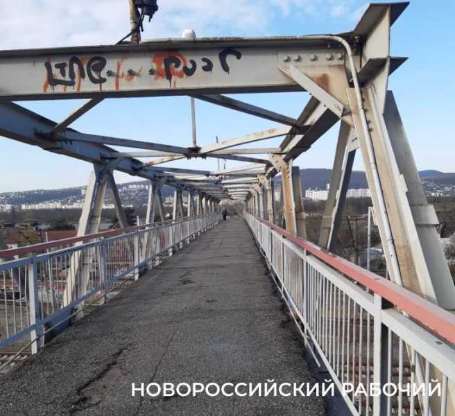 В Новороссийске перекрыли ж/д мост и люди ходят на работу с риском для жизни