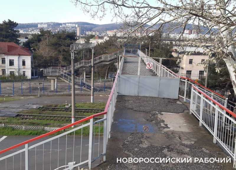 В Новороссийске перекрыли ж/д мост и люди ходят на работу с риском для жизни