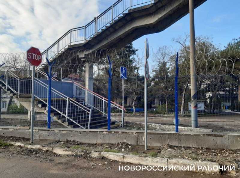 В Новороссийске перекрыли ж/д мост и люди ходят на работу с риском для жизни