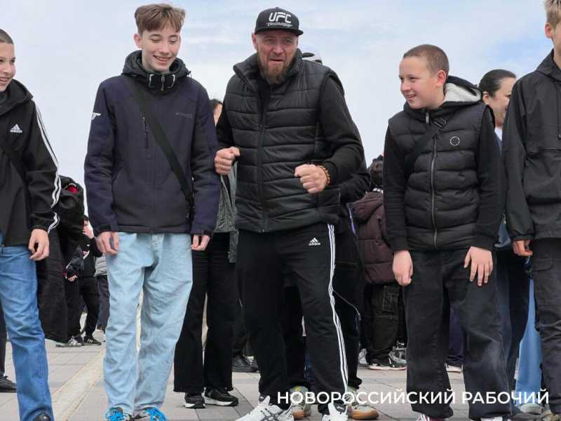 В Новороссийске провели субботу с пользой — прошли «10 тысяч шагов к жизни»!