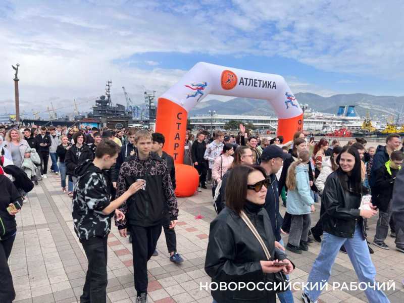 В Новороссийске провели субботу с пользой — прошли «10 тысяч шагов к жизни»!