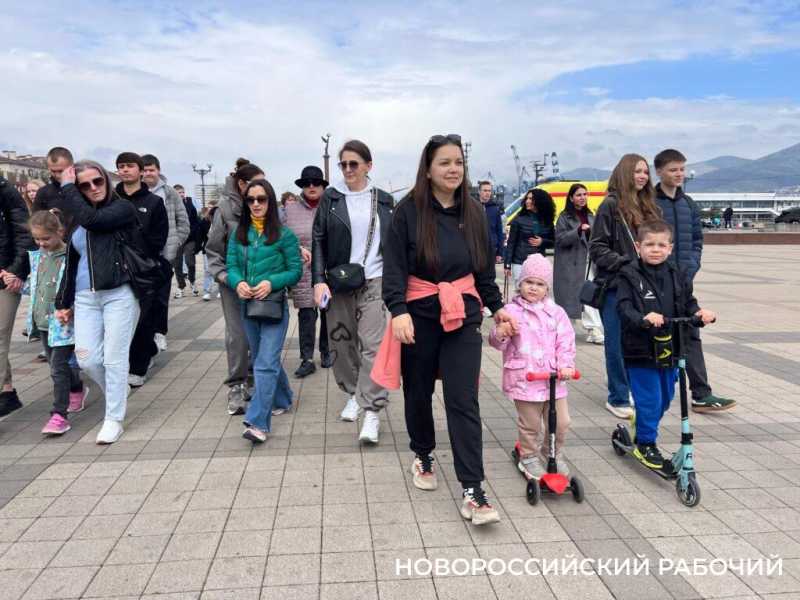 В Новороссийске провели субботу с пользой — прошли «10 тысяч шагов к жизни»!