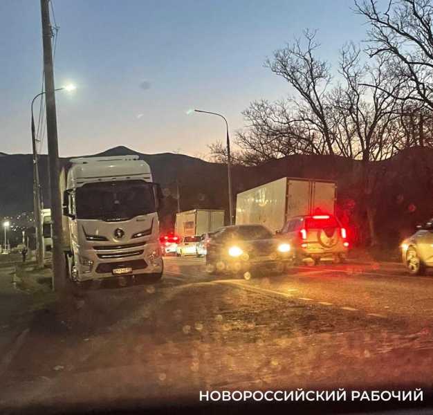 В Новороссийске пытаются защитить от большегрузов центр города. Список улиц, которые перекроют