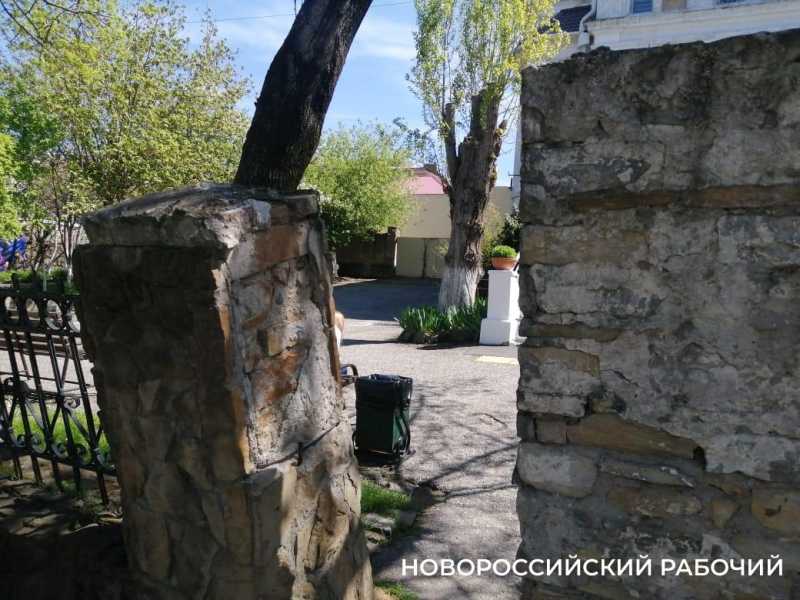 В Новороссийске снесут аварийный забор у бывшей синагоги