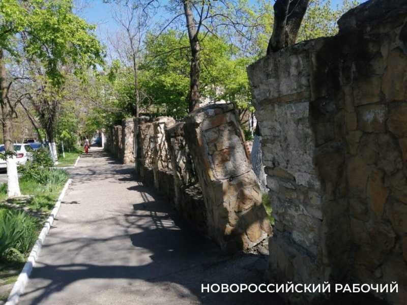 В Новороссийске снесут аварийный забор у бывшей синагоги