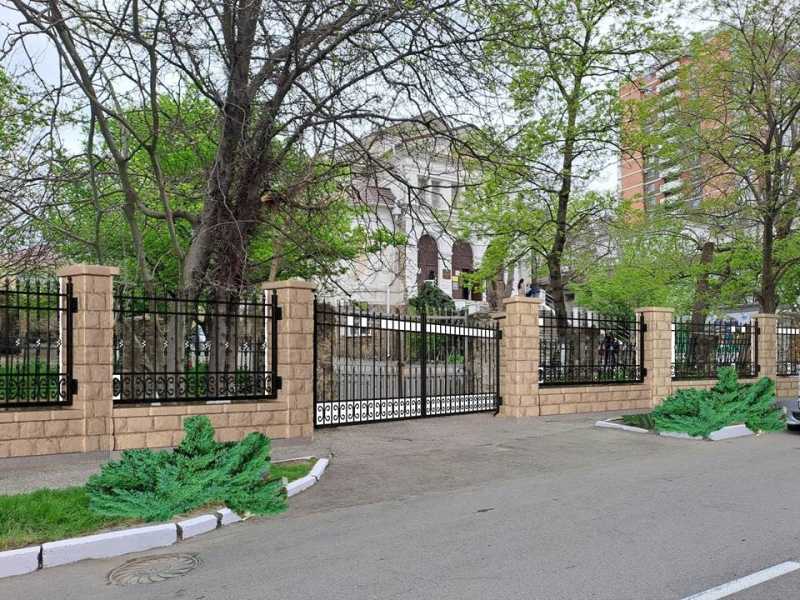 В Новороссийске снесут аварийный забор у бывшей синагоги