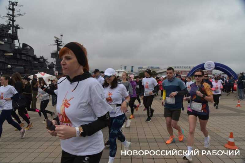 В Новороссийске стартовала массовая эстафета в честь Победы