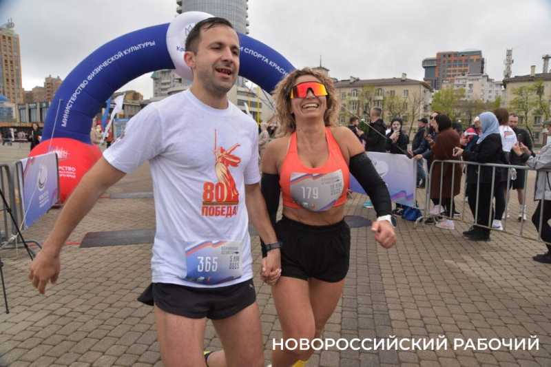 В Новороссийске стартовала массовая эстафета в честь Победы