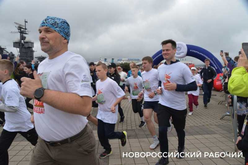 В Новороссийске стартовала массовая эстафета в честь Победы