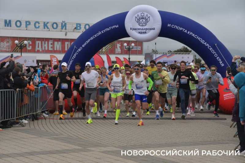 В Новороссийске стартовала массовая эстафета в честь Победы