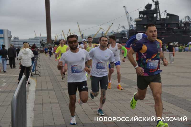 В Новороссийске стартовала массовая эстафета в честь Победы