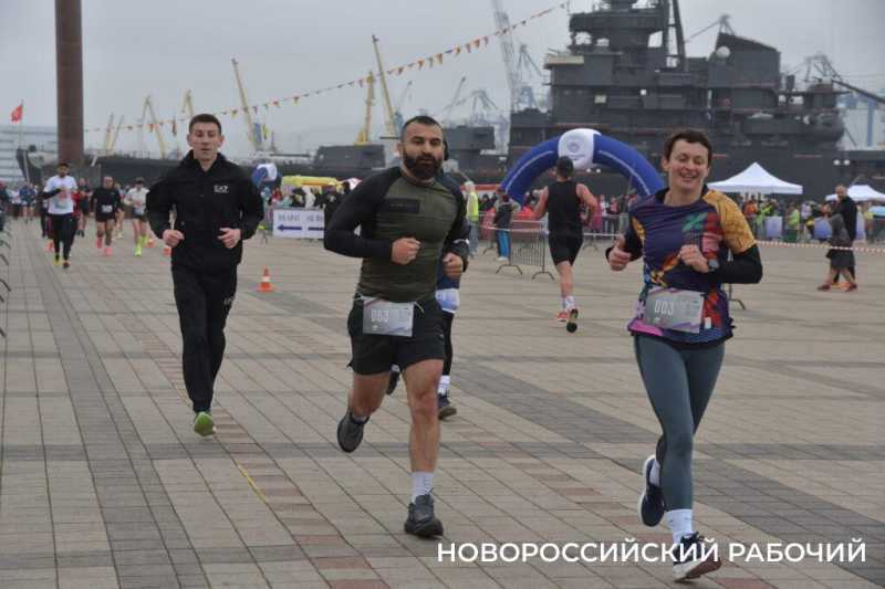 В Новороссийске стартовала массовая эстафета в честь Победы