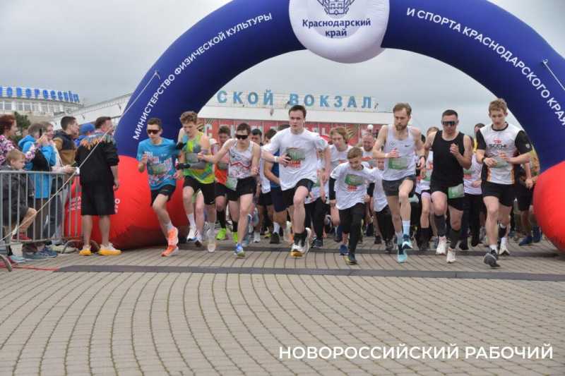 В Новороссийске стартовала массовая эстафета в честь Победы