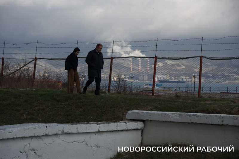 В Новороссийске в центре жилого комплекса находится памятник времен войны, куда водят экскурсии