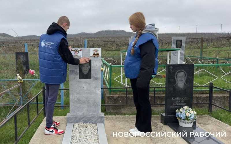 В Новороссийске ветеранам вручают юбилейные медали и деньги
