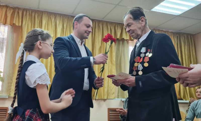 В Новороссийске ветеранам вручают юбилейные медали и деньги