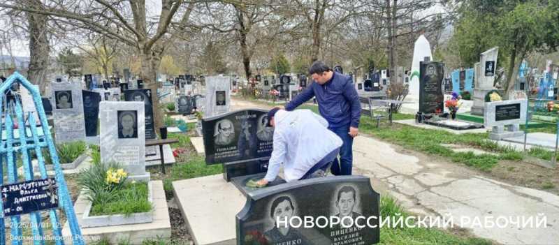 В Новороссийске ветеранам вручают юбилейные медали и деньги