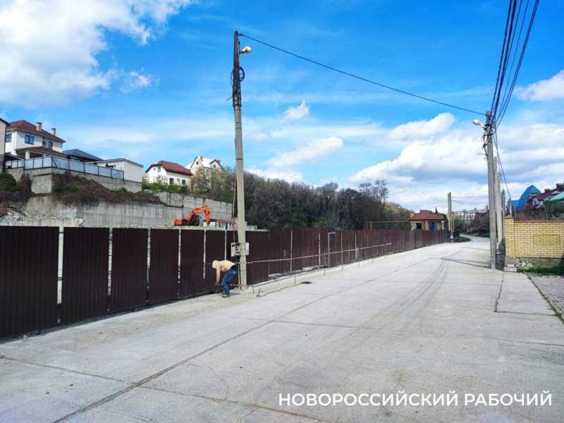 В Новороссийске жители частных домов узнали, что рядом вырастет  отель, только когда началась стройка
