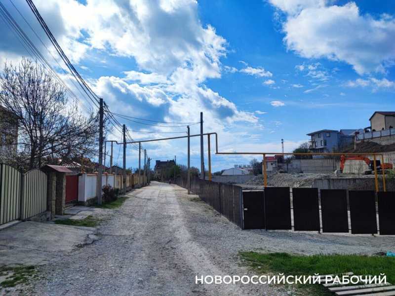 В Новороссийске жители частных домов узнали, что рядом вырастет  отель, только когда началась стройка