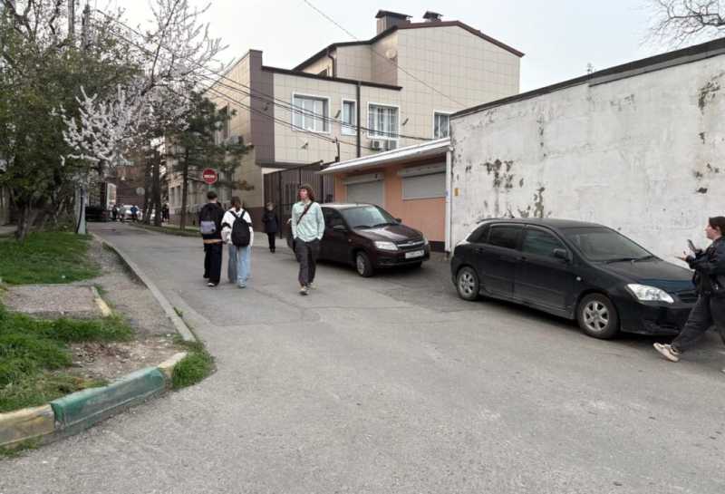 В Новороссийске жители не могут разобраться, как все-таки пойдет дорога возле парка Фрунзе