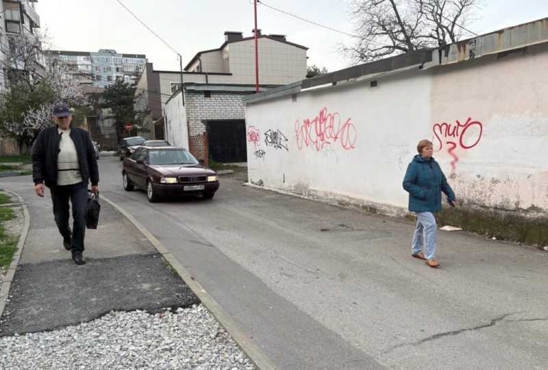 В Новороссийске жители не могут разобраться, как все-таки пойдет дорога возле парка Фрунзе