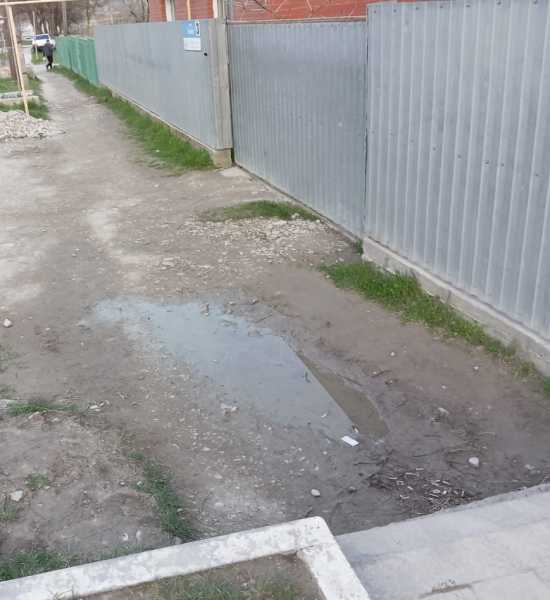 В поселке под Новороссийском многодетная семья второй год просит отремонтировать тротуар