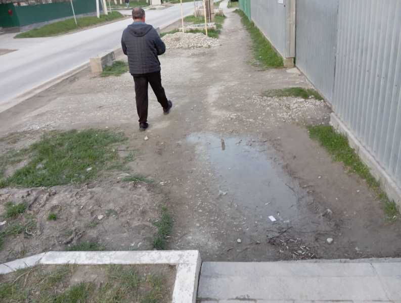 В поселке под Новороссийском многодетная семья второй год просит отремонтировать тротуар