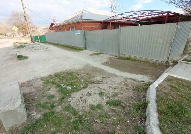 В поселке под Новороссийском многодетная семья второй год просит отремонтировать тротуар