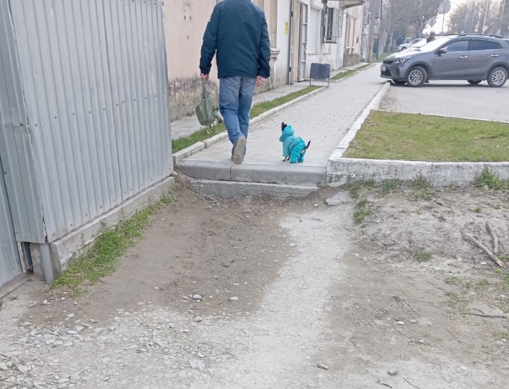 В поселке под Новороссийском многодетная семья второй год просит отремонтировать тротуар