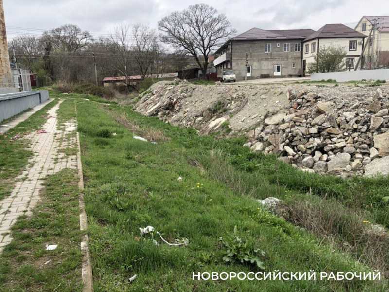 В пригороде Новороссийска началось весеннее наступление на остатки пруда?