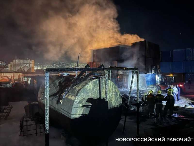 В пригороде Новороссийска загорелось дизтопливо: огонь перекинулся на автомобили