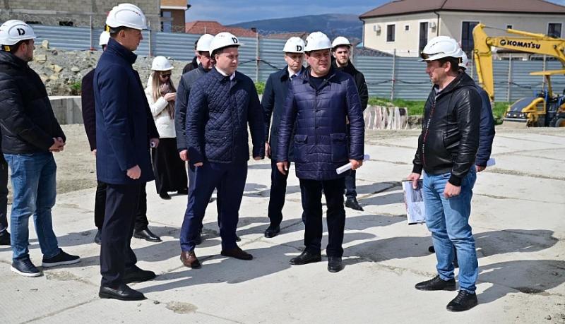 В Приморском и Южном районах города-героя Новороссийска продолжается строительство двух новых школ