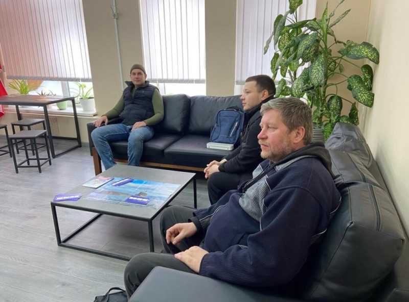 В пункт отбора на службу по контракту в Новороссийске едут со всей страны
