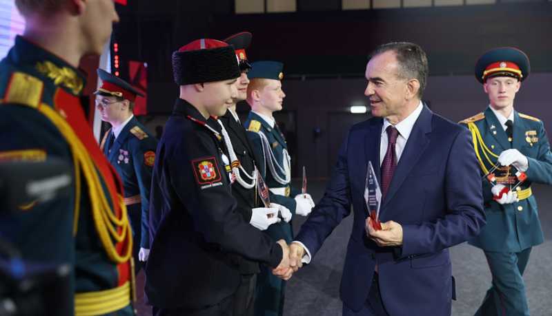 Вениамин Кондратьев наградил активистов движения «Пост №1»