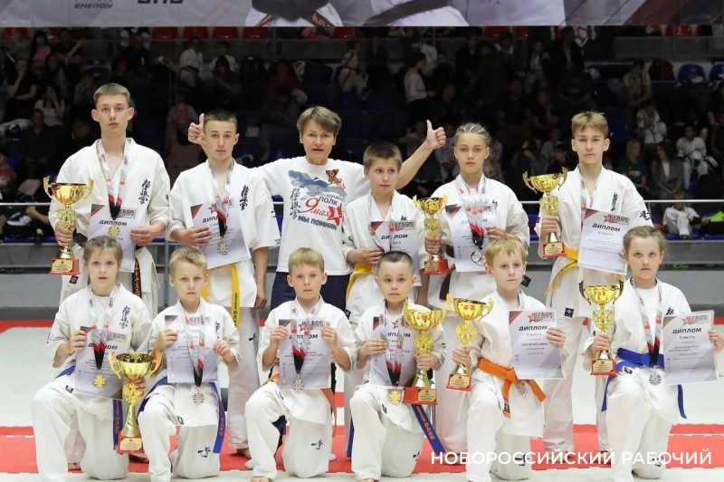 22 медали завоевали новороссийские «Ястребы» на Кубке Героев по киокусинкай