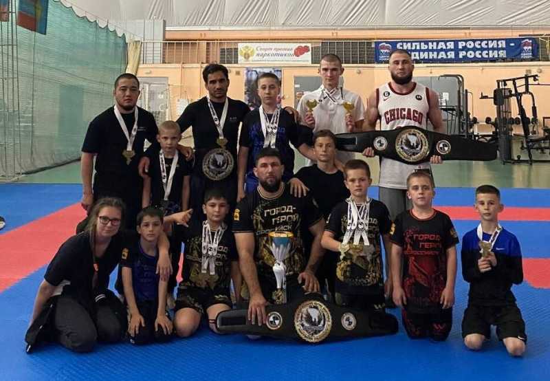 Бойцы из Новороссийска завоевали кубок лиги «BOURN2FIGHT»