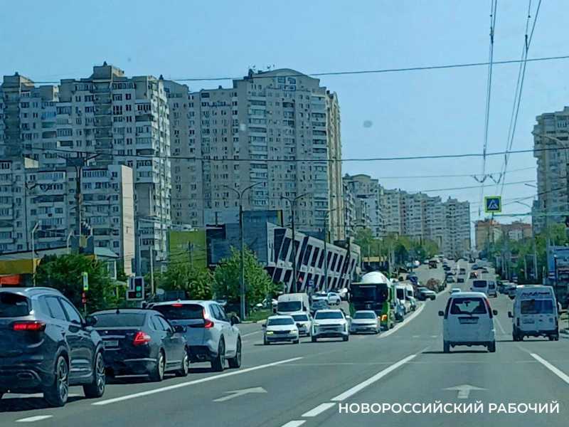 Дополнительные полосы, нормальный асфальт, альтернативные пути. В Новороссийске разгрузят дороги