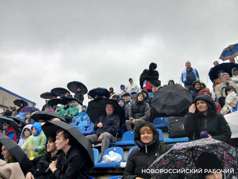 Дождь, «Катюша» и ничья – в Новороссийске состоялся матч «Черноморца» с «Балтикой»