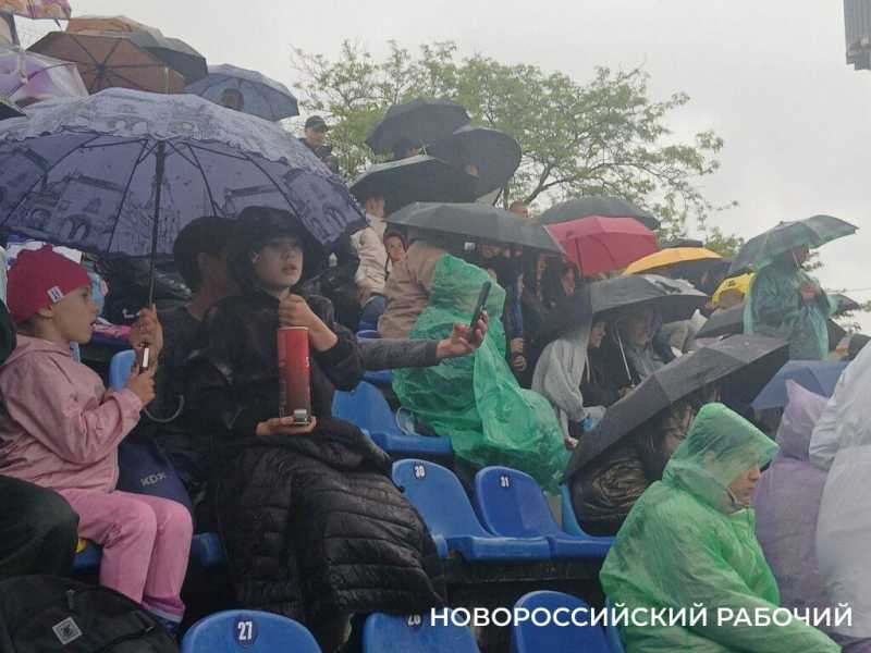 Дождь, «Катюша» и ничья – в Новороссийске состоялся матч «Черноморца» с «Балтикой»