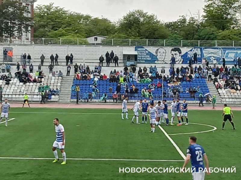 Дождь, «Катюша» и ничья – в Новороссийске состоялся матч «Черноморца» с «Балтикой»