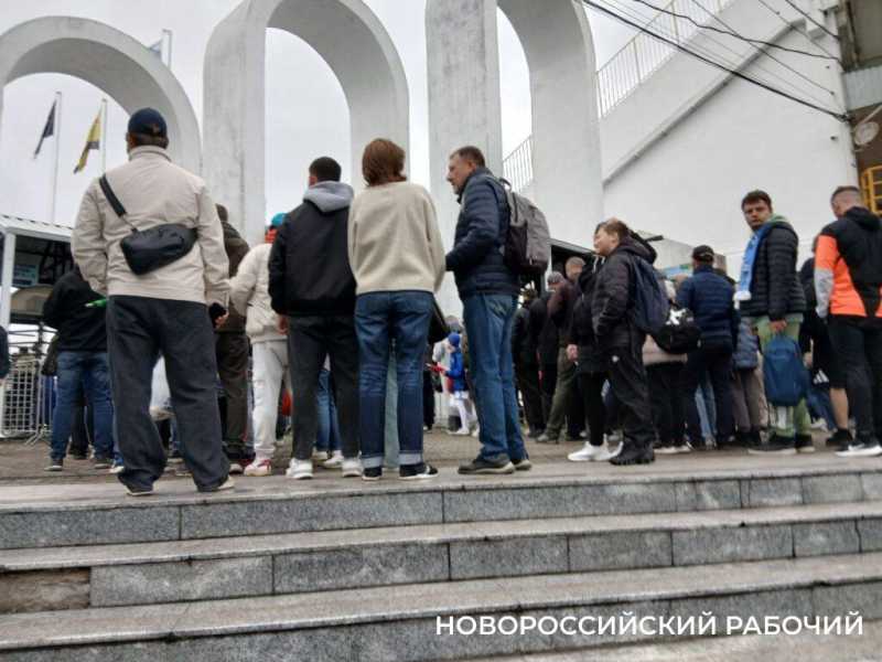 Дождь, «Катюша» и ничья – в Новороссийске состоялся матч «Черноморца» с «Балтикой»