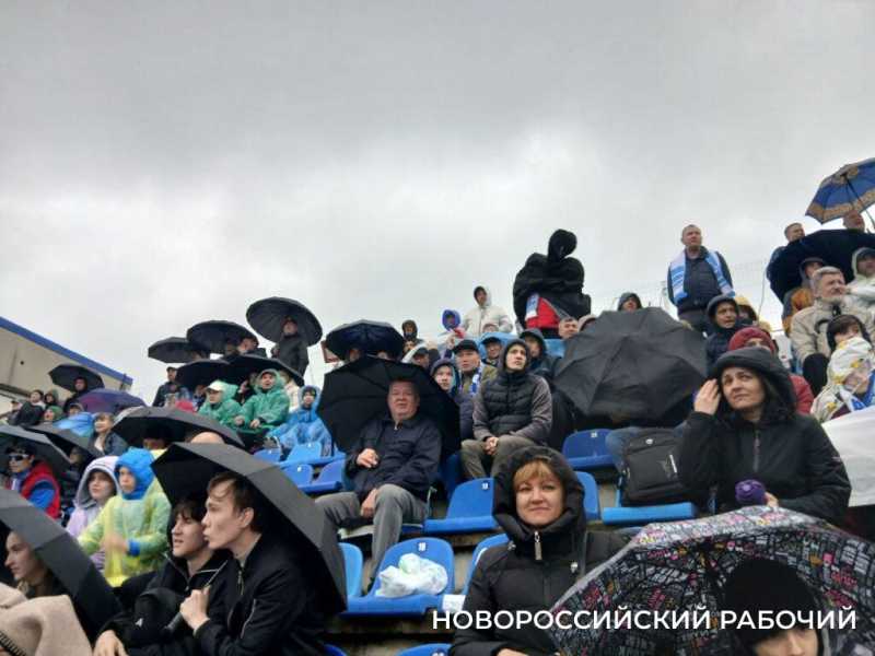 Дождь, «Катюша» и ничья – в Новороссийске состоялся матч «Черноморца» с «Балтикой»