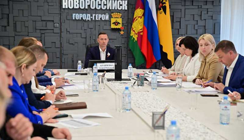 Экзаменационную кампанию и каникулярную занятость детей обсудили на планерном совещании в администрации Новороссийска