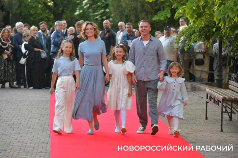 Кинофестиваль «Малая Земля» открыт! В Новороссийске по красной дорожке прошли звезды отечественного кино