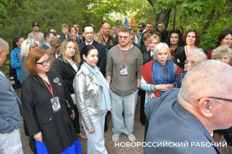 Кинофестиваль «Малая Земля» открыт! В Новороссийске по красной дорожке прошли звезды отечественного кино