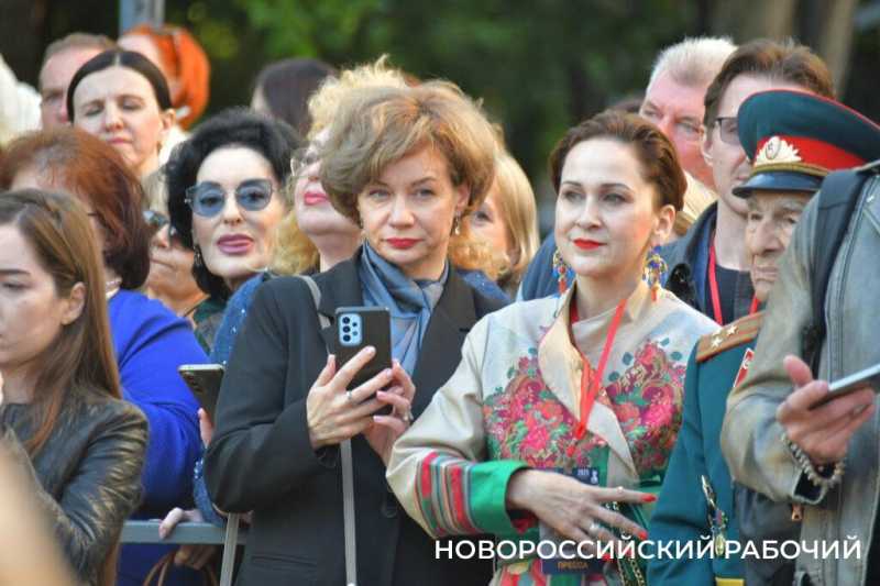 Кинофестиваль «Малая Земля» открыт! В Новороссийске по красной дорожке прошли звезды отечественного кино