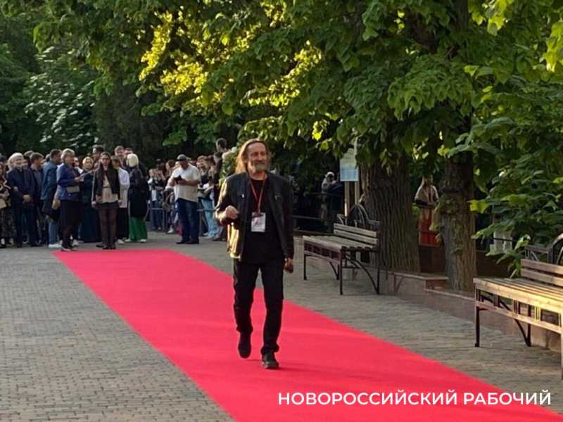 Кинофестиваль «Малая Земля» открыт! В Новороссийске по красной дорожке прошли звезды отечественного кино