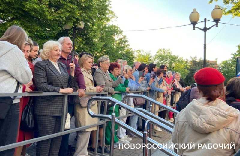 Кинофестиваль «Малая Земля» открыт! В Новороссийске по красной дорожке прошли звезды отечественного кино