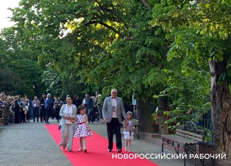 Кинофестиваль «Малая Земля» открыт! В Новороссийске по красной дорожке прошли звезды отечественного кино